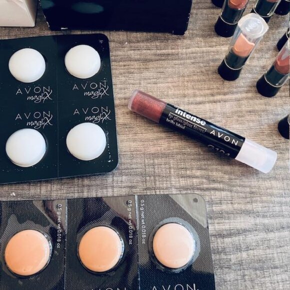 HUGE 75 pc LOT AVON LIPSTICKS GLOSSES +MORE!- GREAT FOR PRETEEN/DRESS UP PARTIES - Picture 10 of 12